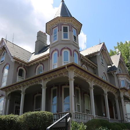 The Joshua Wilton House Hotel Харисонбург Екстериор снимка